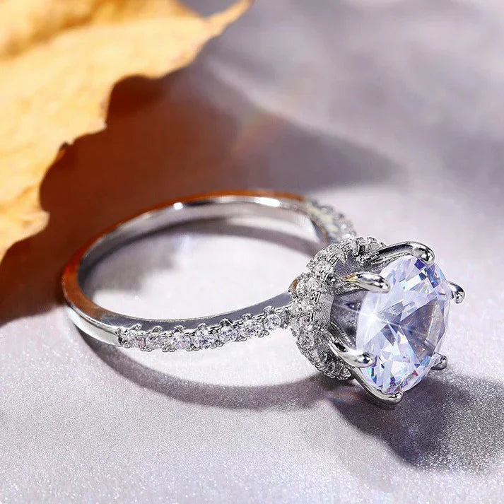 European-American luxury zircon ring, exquisite design, six-claw setting.