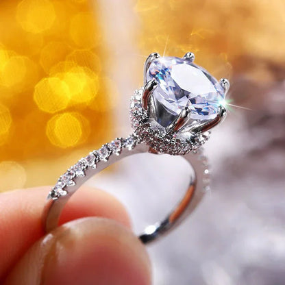 European-American luxury zircon ring, exquisite design, six-claw setting.