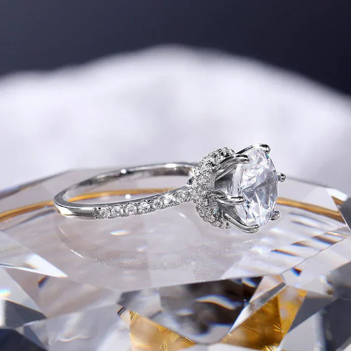 European-American luxury zircon ring, exquisite design, six-claw setting.