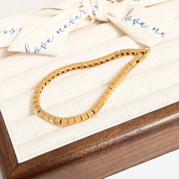 French gold stitching bracelet, simple fashion, made of brass material.