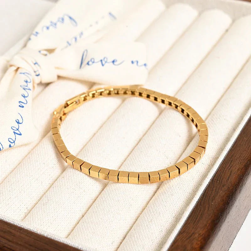 French gold stitching bracelet, simple fashion, made of brass material.
