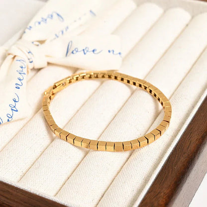 French gold stitching bracelet, simple fashion, made of brass material.
